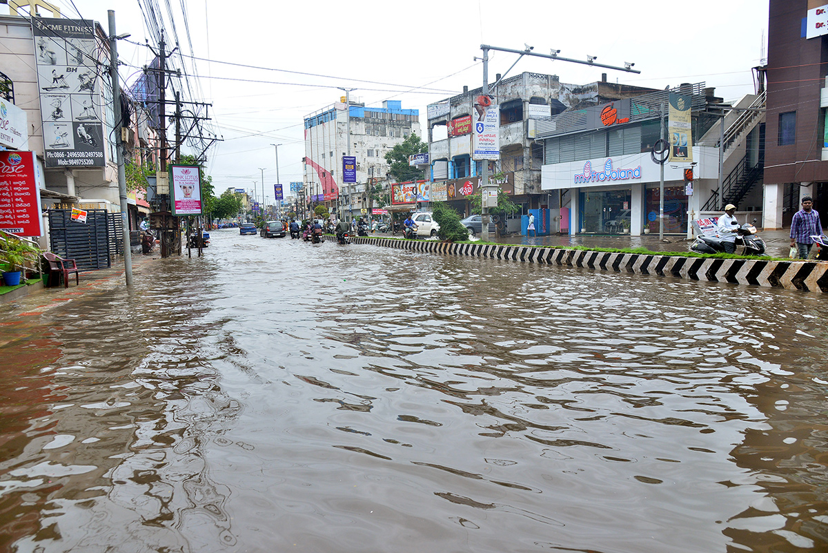 Heavy_20Rains_20in_20andhra_20pradesh_20update_20photos-16.jpg 16
