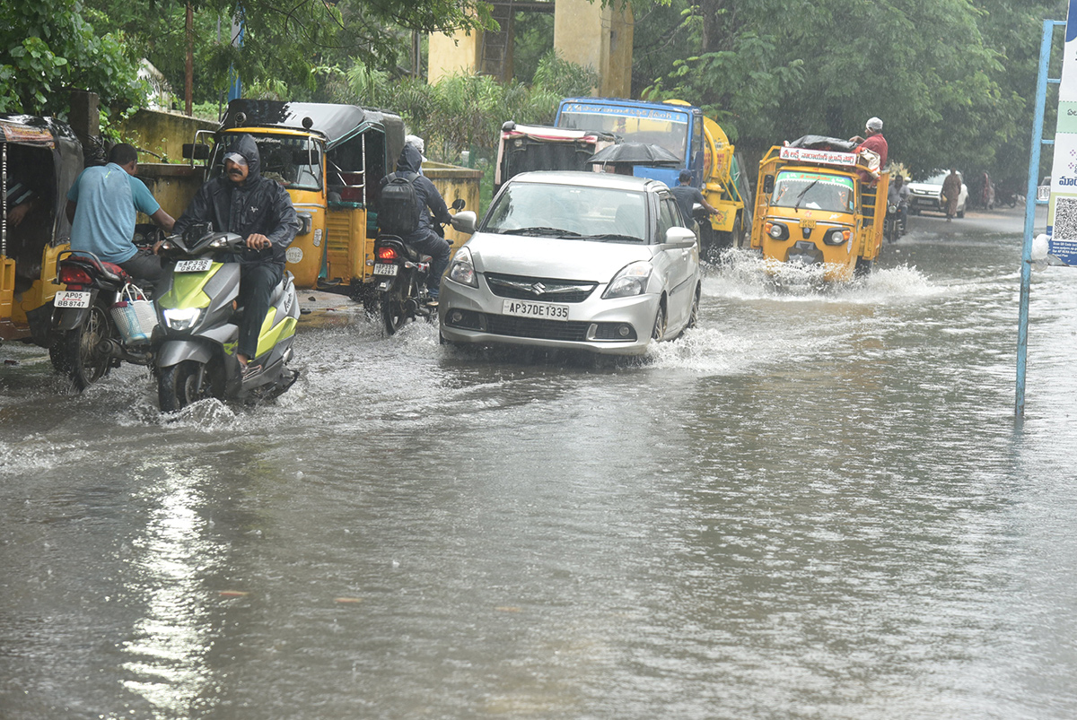 Heavy_20Rains_20in_20andhra_20pradesh_20update_20photos-17.jpg 17