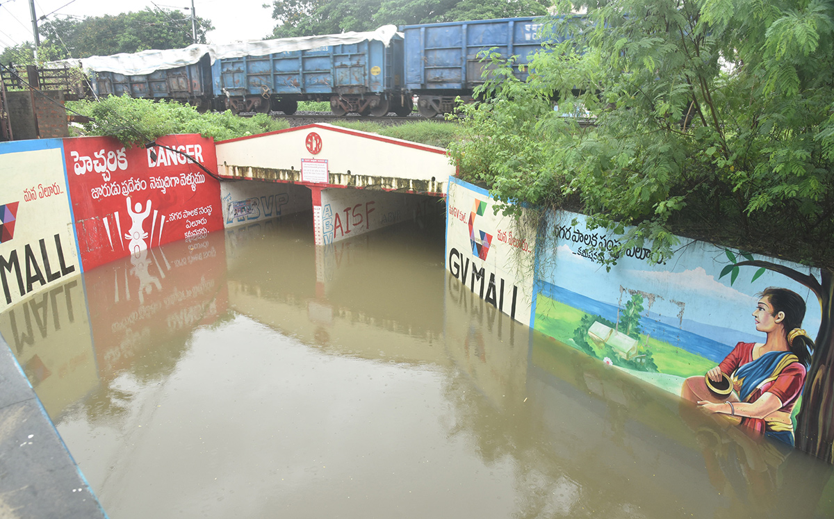 Heavy_20Rains_20in_20andhra_20pradesh_20update_20photos-23.jpg 22