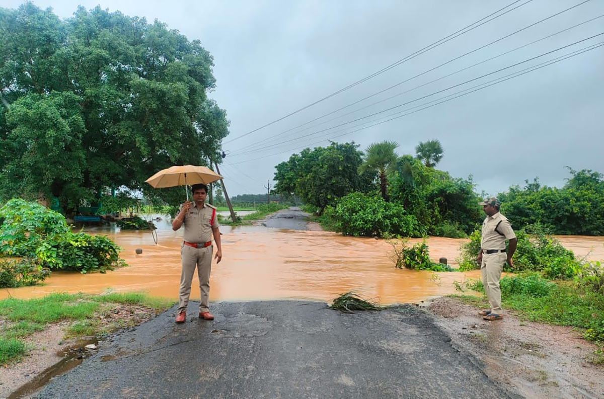 Heavy_20Rains_20in_20andhra_20pradesh_20update_20photos-24.jpg 23