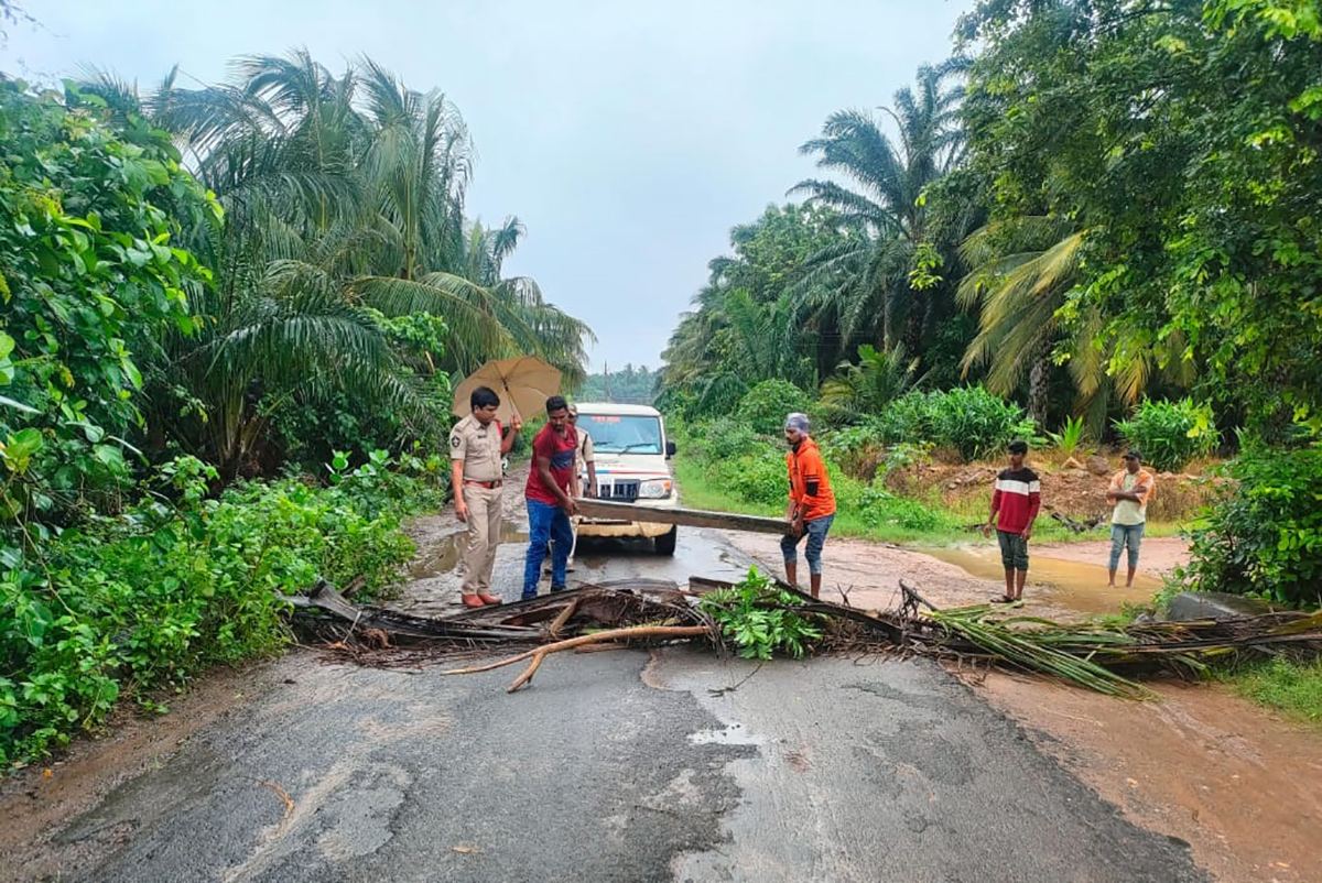 Heavy_20Rains_20in_20andhra_20pradesh_20update_20photos-25.jpg 24