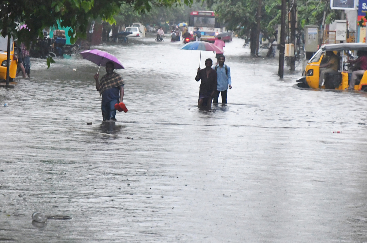 Heavy_20Rains_20in_20andhra_20pradesh_20update_20photos-26.jpg 25