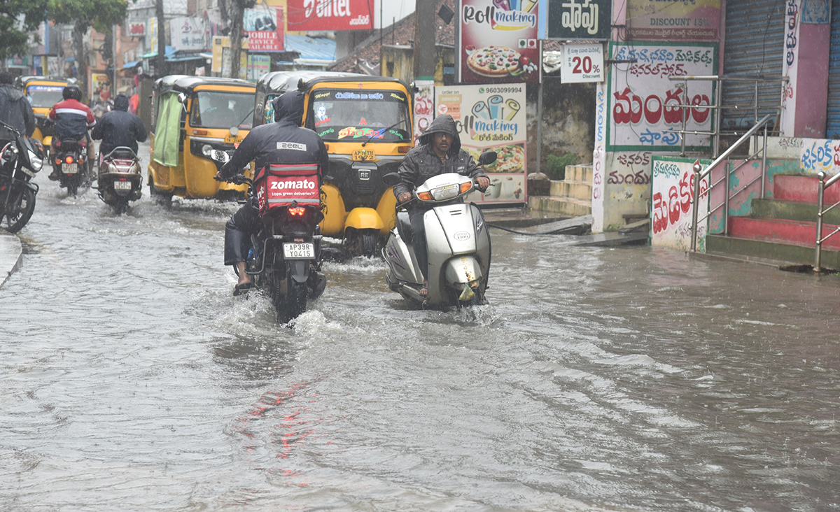 Heavy_20Rains_20in_20andhra_20pradesh_20update_20photos-27.jpg 26
