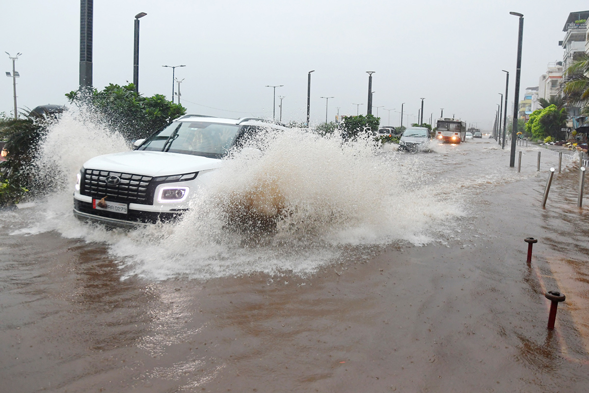 Heavy_20Rains_20in_20andhra_20pradesh_20update_20photos-3.jpg 3