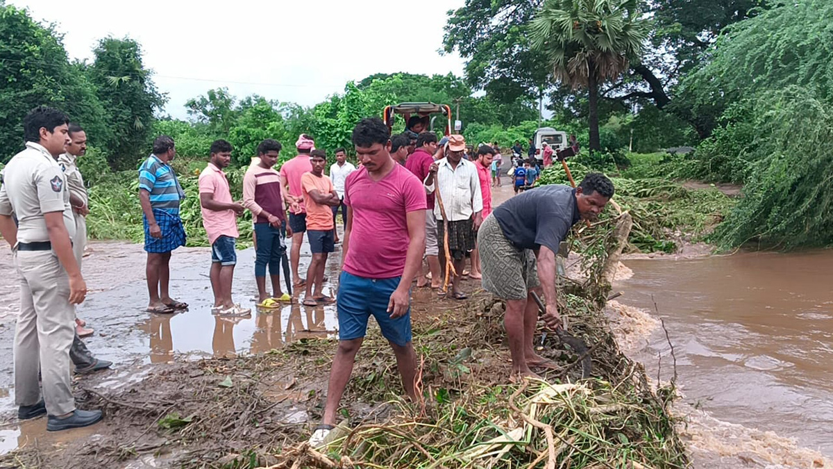 Heavy_20Rains_20in_20andhra_20pradesh_20update_20photos-34.jpg 31