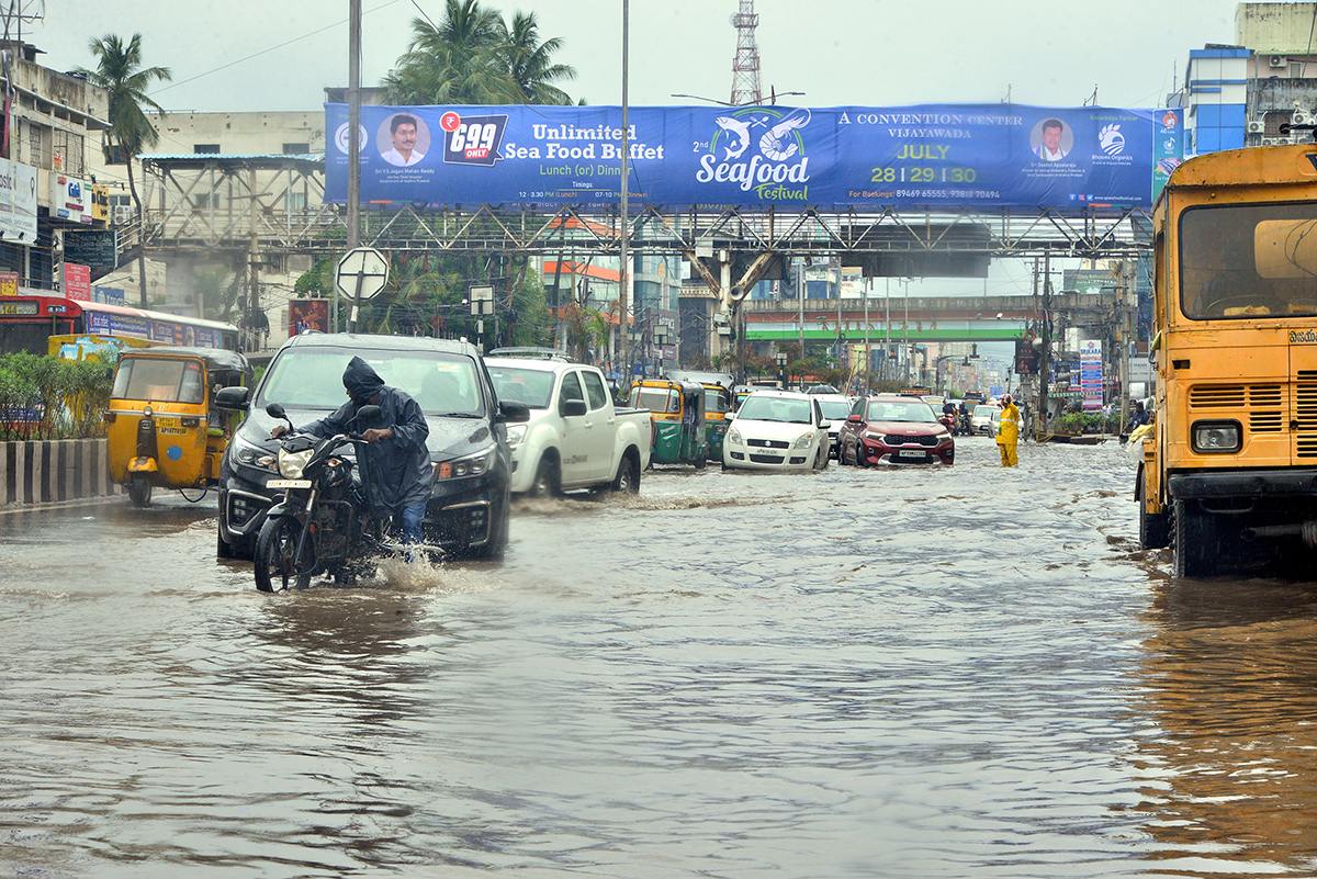 Heavy_20Rains_20in_20andhra_20pradesh_20update_20photos-35.jpg 32