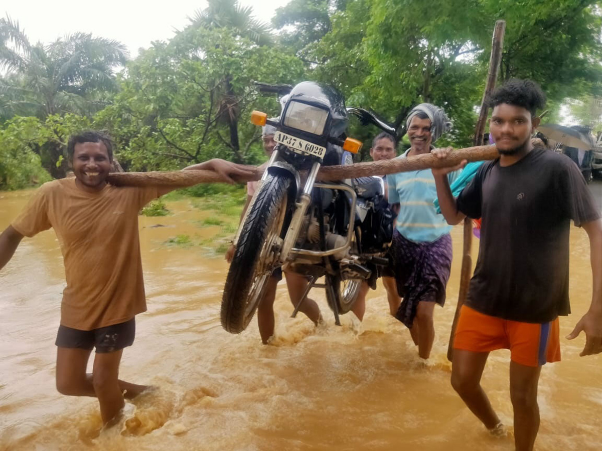 Heavy_20Rains_20in_20andhra_20pradesh_20update_20photos-37.jpg 34