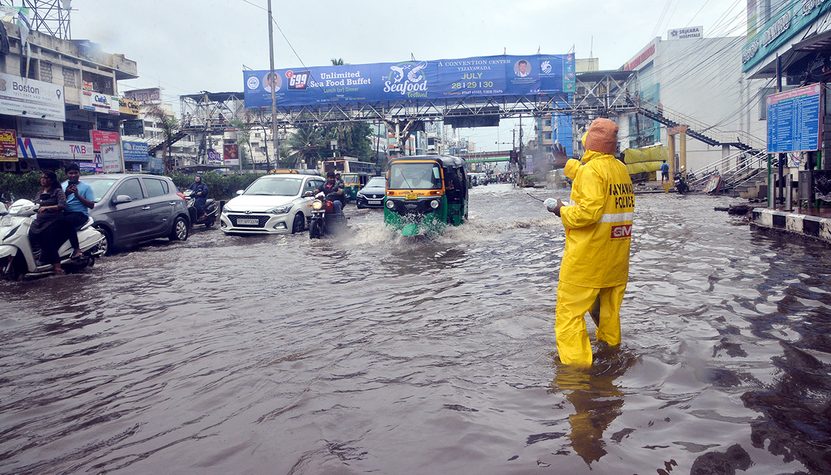 Heavy_20Rains_20in_20andhra_20pradesh_20update_20photos-40.jpg 36