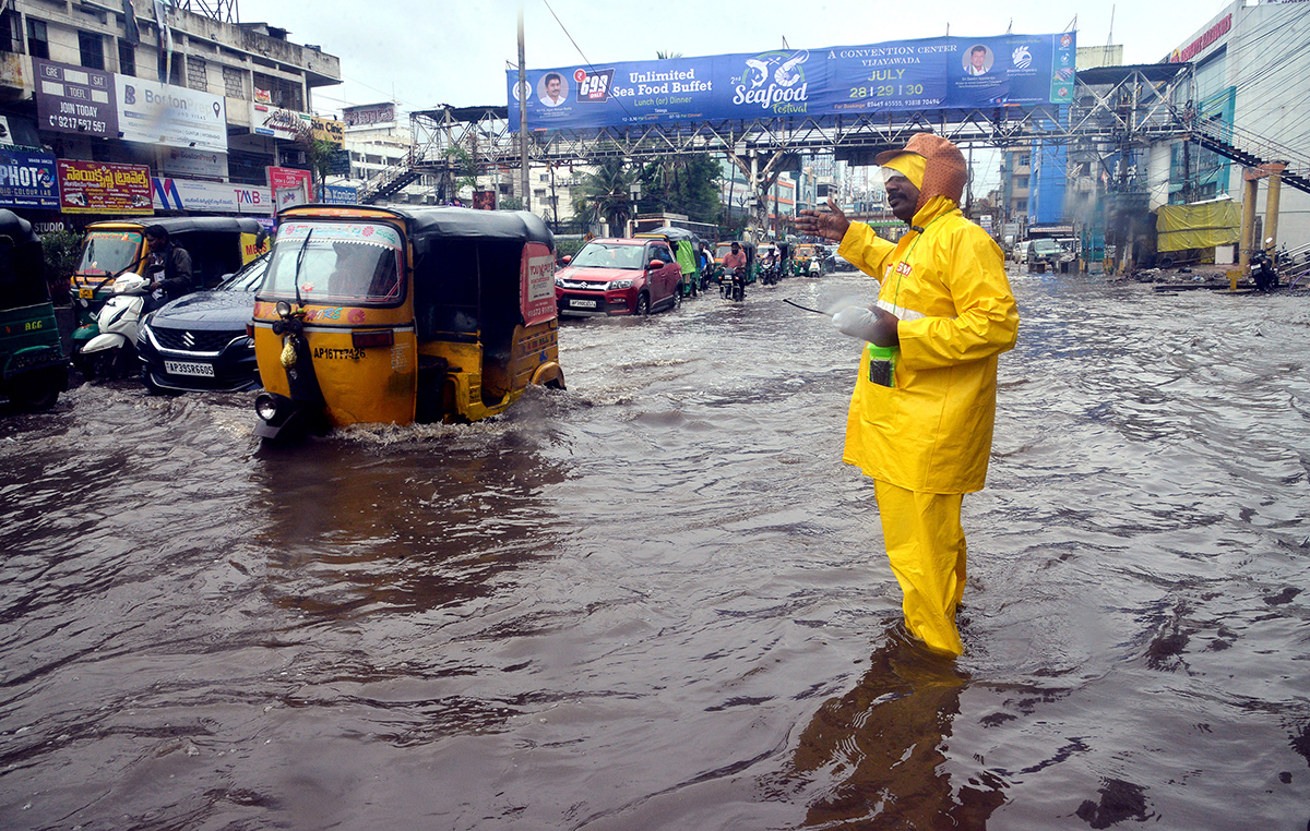 Heavy_20Rains_20in_20andhra_20pradesh_20update_20photos-41.jpg 37
