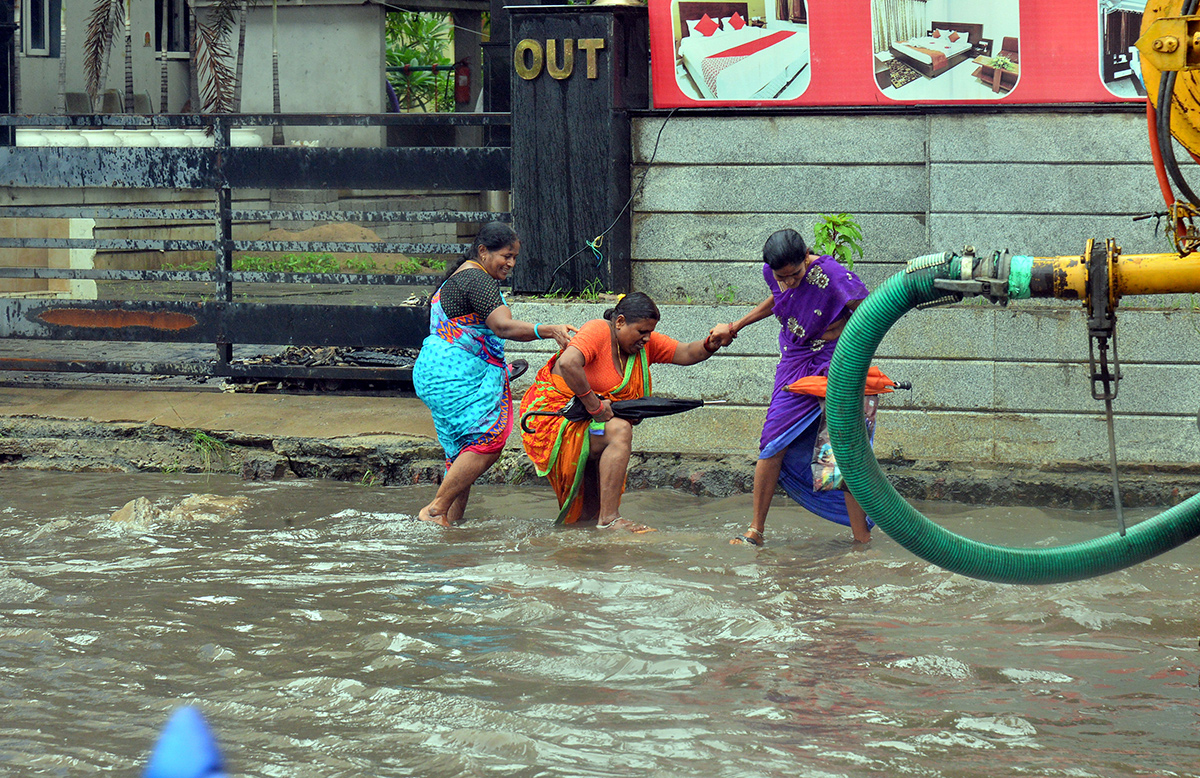 Heavy_20Rains_20in_20andhra_20pradesh_20update_20photos-42.jpg 38