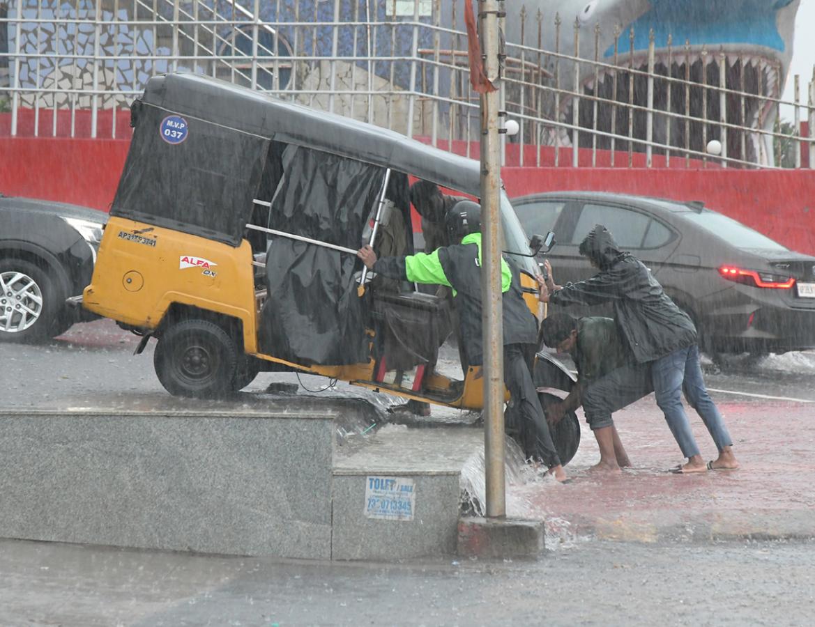 Heavy_20Rains_20in_20andhra_20pradesh_20update_20photos-43.jpg 39