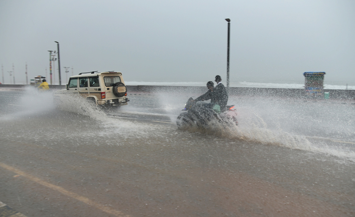 Heavy_20Rains_20in_20andhra_20pradesh_20update_20photos-44.jpg 40