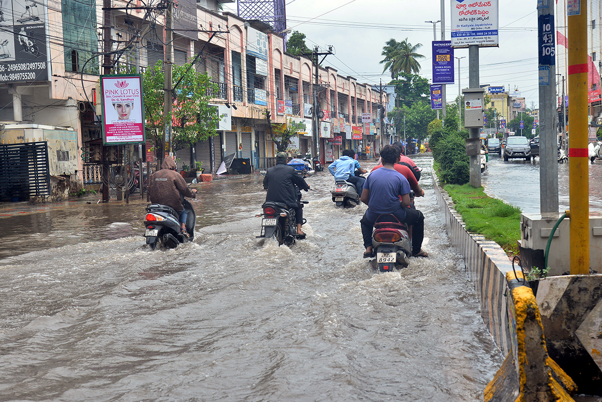 Heavy_20Rains_20in_20andhra_20pradesh_20update_20photos-5.jpg 5