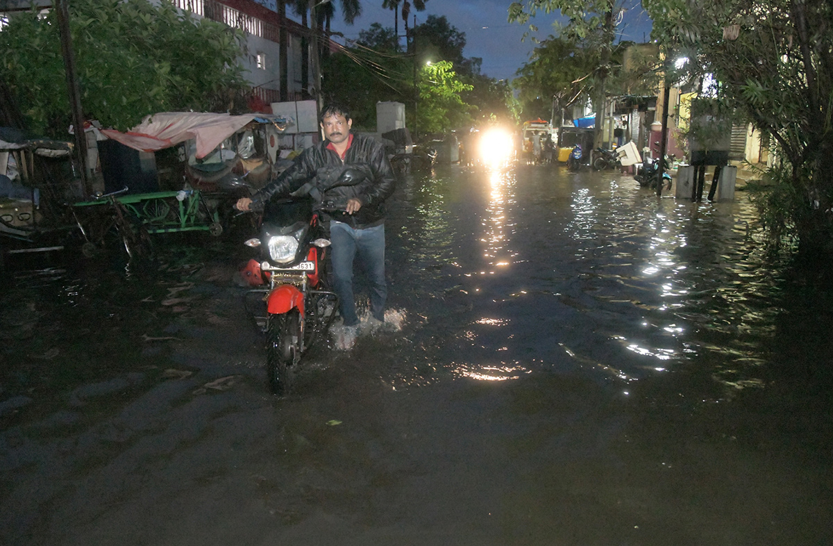 Heavy_20Rains_20in_20andhra_20pradesh_20update_20photos-8.jpg 8