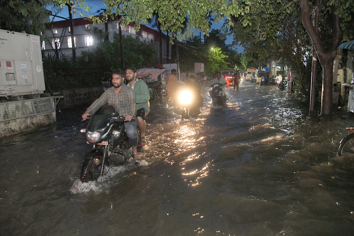 Heavy_20Rains_20in_20andhra_20pradesh_20update_20photos-9.jpg 9
