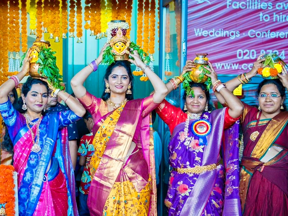 Jordar_20Sujatha_20participated_20Pochamma_20Bonalu_20Event_20in_20London_20Photos_2.jpg 3