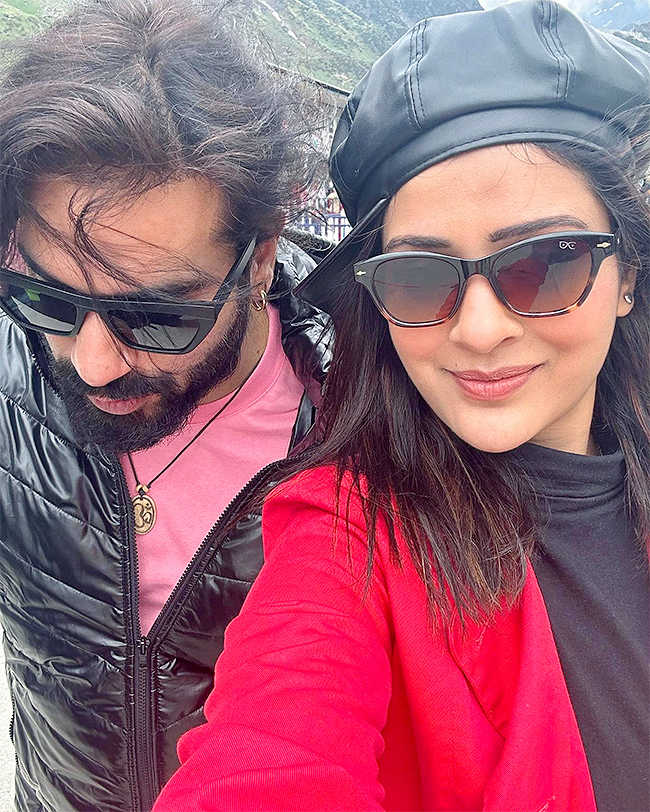payal_20rajput_20at_20kedarnath_20temple-2.jpg 2