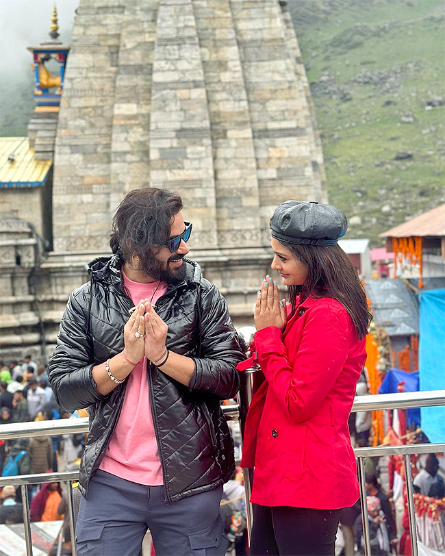 payal_20rajput_20at_20kedarnath_20temple-3.jpg 3