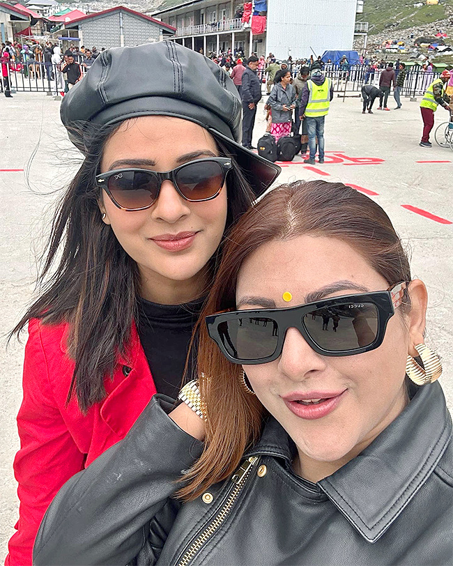 payal_20rajput_20at_20kedarnath_20temple-5.jpg 5