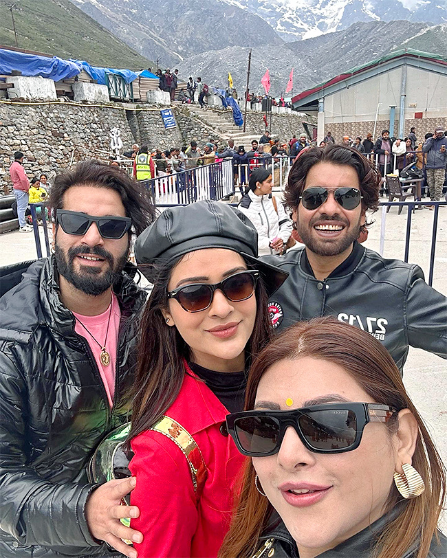 payal_20rajput_20at_20kedarnath_20temple-6.jpg 6