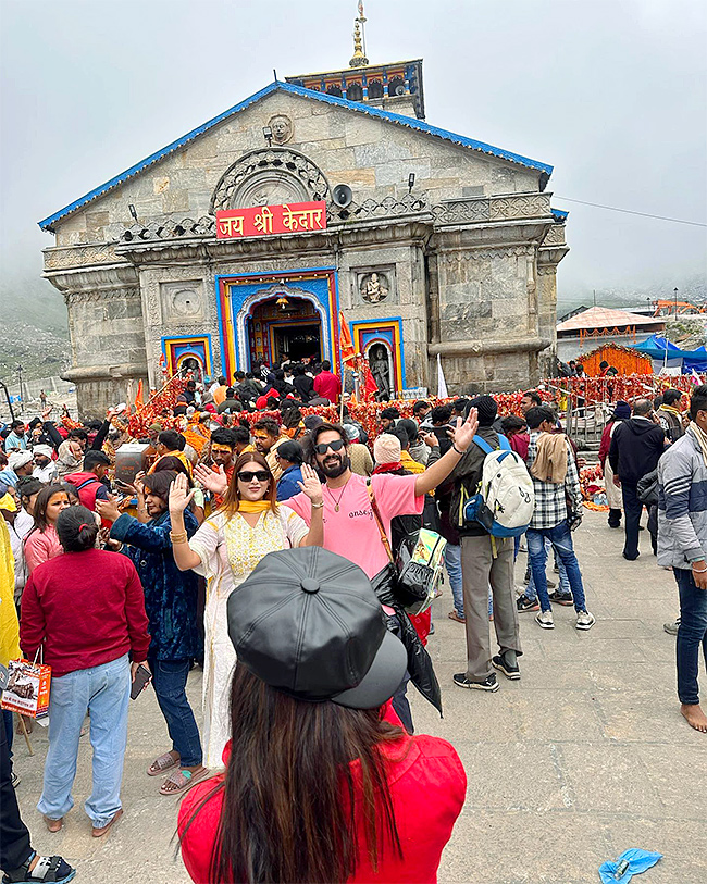 payal_20rajput_20at_20kedarnath_20temple-7.jpg 7