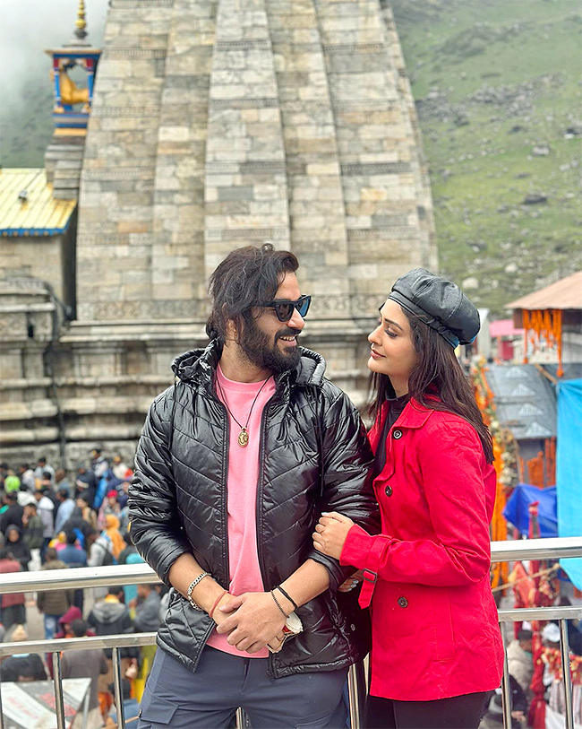 payal_20rajput_20at_20kedarnath_20temple-8.jpg 8