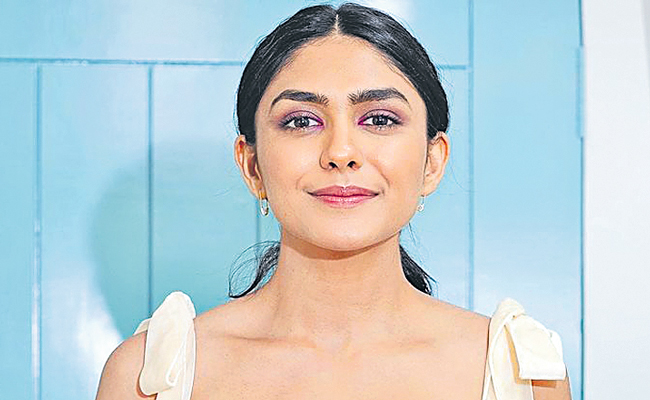 Mrunal-Takur-white.jpg