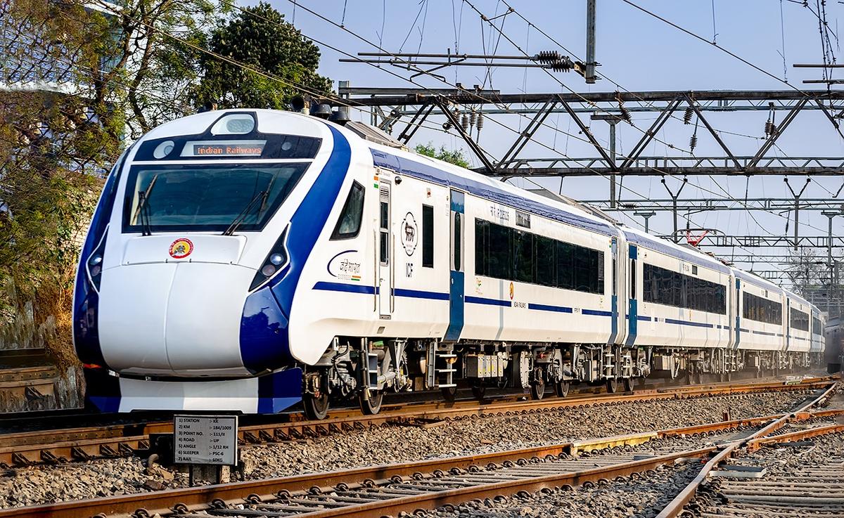 Vande_Bharat_Express_around_Bhopal.jpg