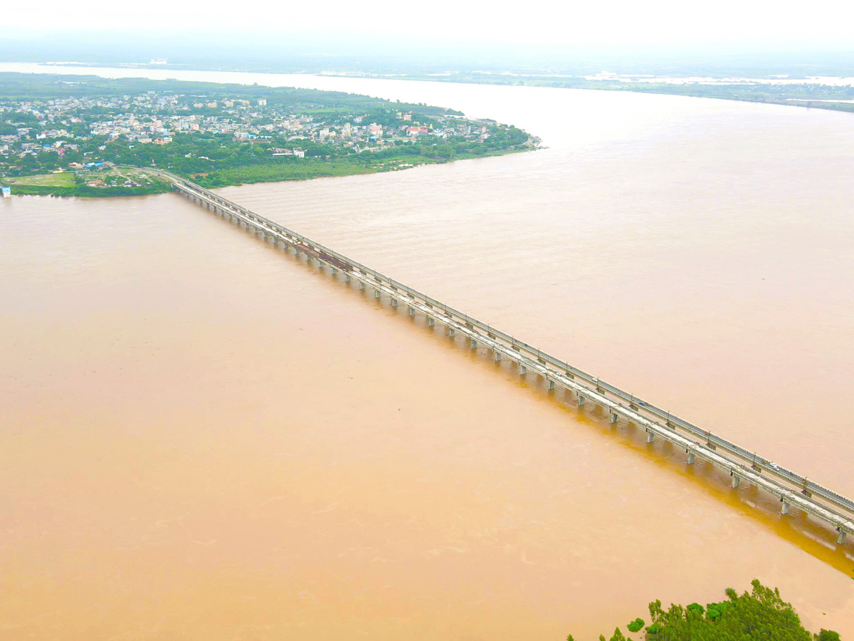 Godavari_20Water_20Level_20is_20Rising_20at_20Bhadrachalam-1.jpg 1