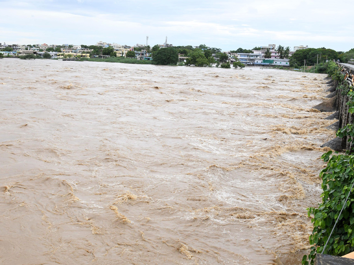 Godavari_20Water_20Level_20is_20Rising_20at_20Bhadrachalam-10.jpg 9