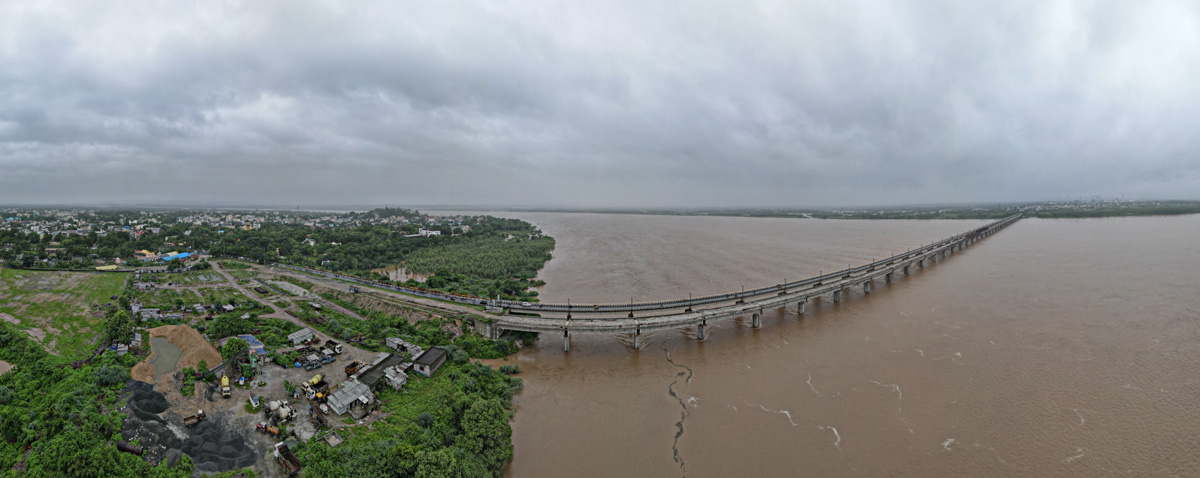 Godavari_20Water_20Level_20is_20Rising_20at_20Bhadrachalam-12.jpg 11