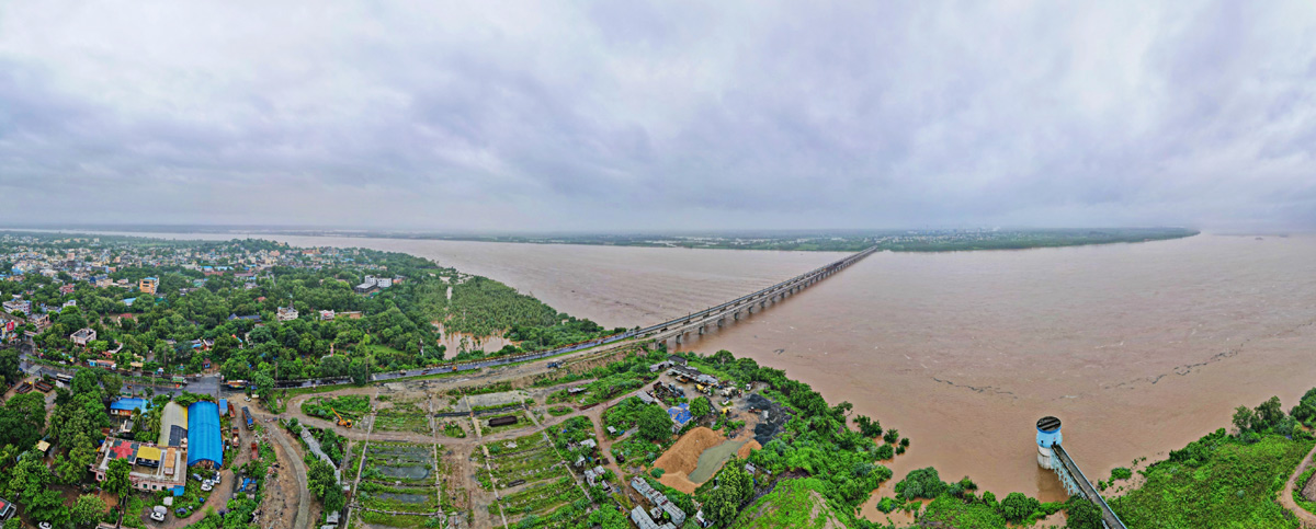 Godavari_20Water_20Level_20is_20Rising_20at_20Bhadrachalam-13.jpg 12