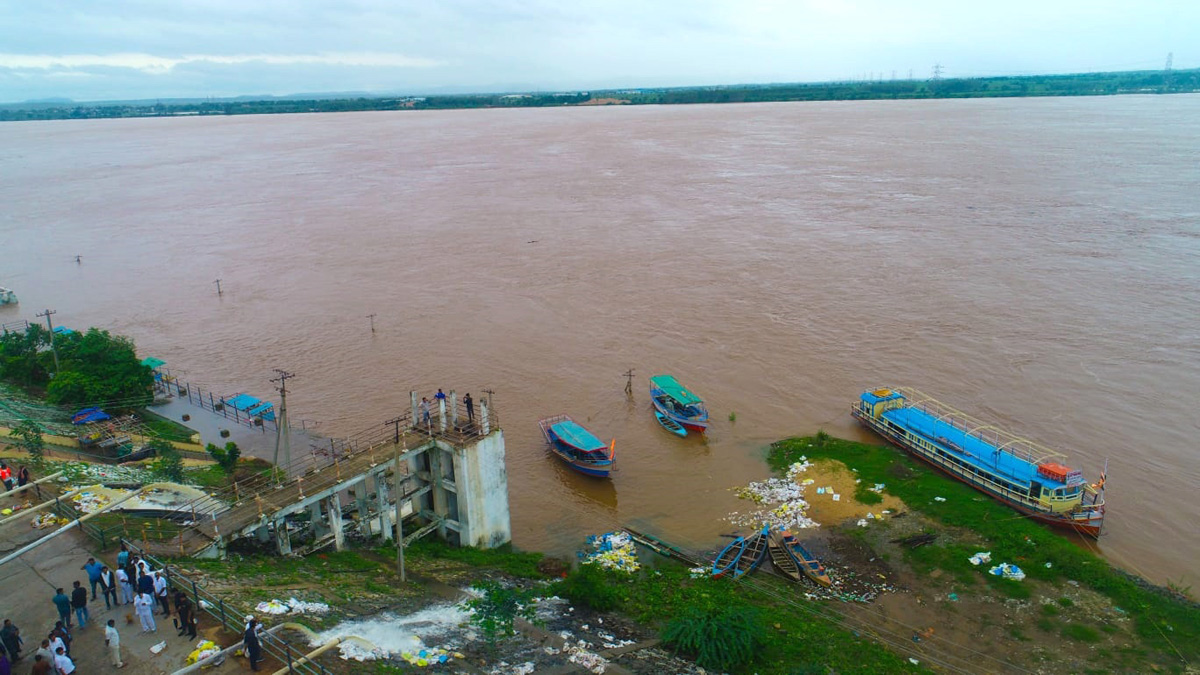 Godavari_20Water_20Level_20is_20Rising_20at_20Bhadrachalam-14.jpg 13