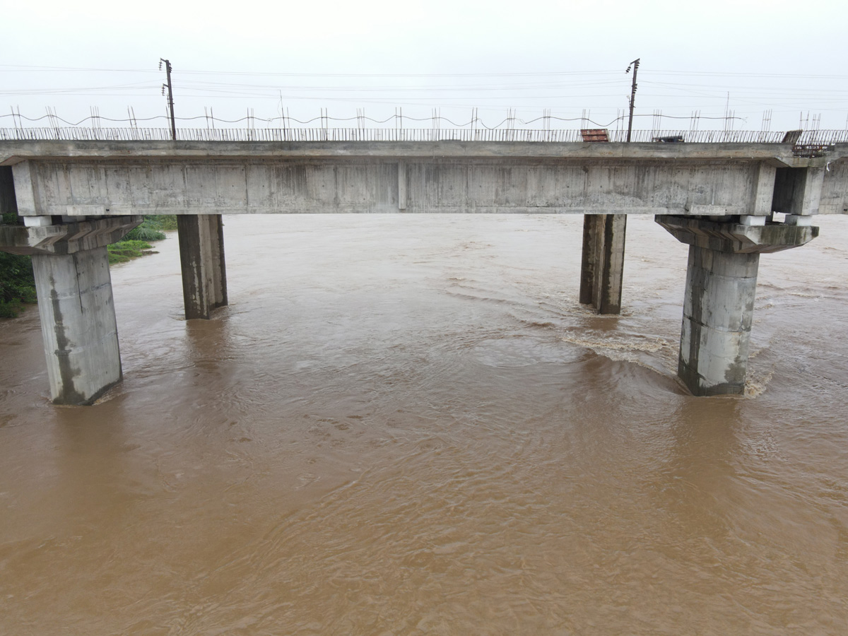 Godavari_20Water_20Level_20is_20Rising_20at_20Bhadrachalam-15.jpg 14