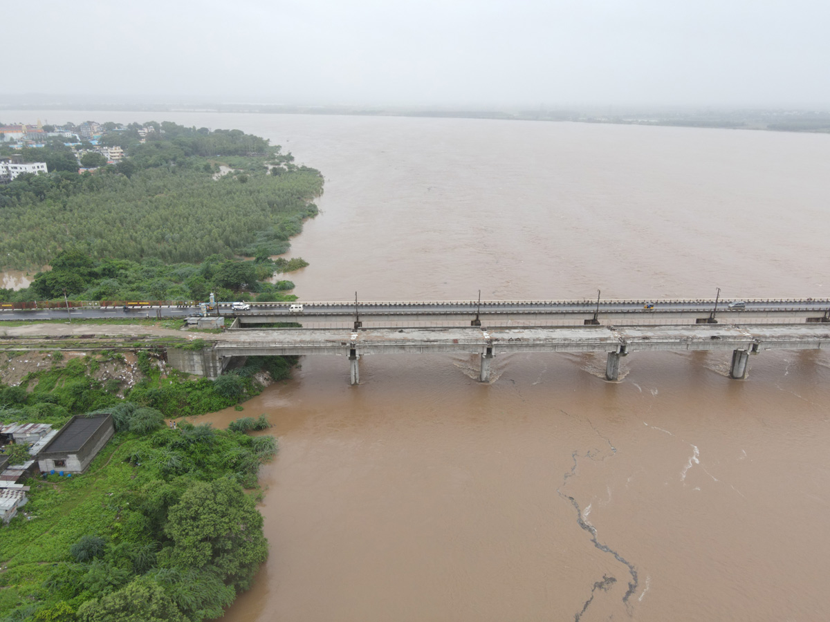Godavari_20Water_20Level_20is_20Rising_20at_20Bhadrachalam-17.jpg 16