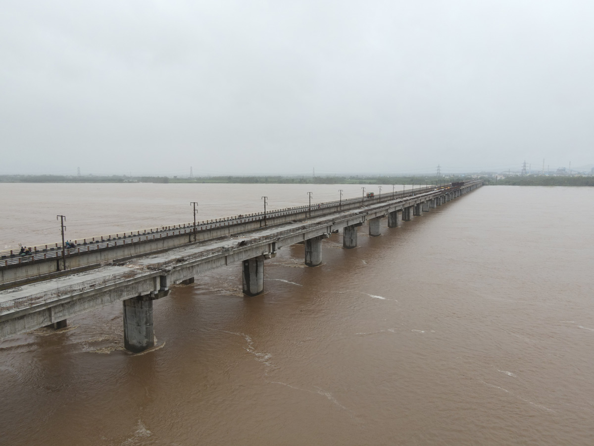 Godavari_20Water_20Level_20is_20Rising_20at_20Bhadrachalam-18.jpg 17