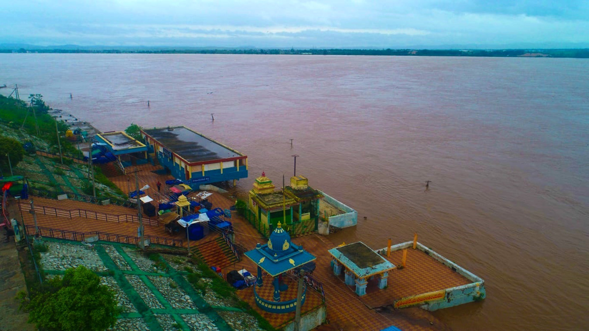 Godavari_20Water_20Level_20is_20Rising_20at_20Bhadrachalam-19.jpg 18