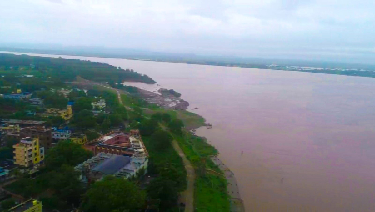 Godavari_20Water_20Level_20is_20Rising_20at_20Bhadrachalam-2.jpg 2