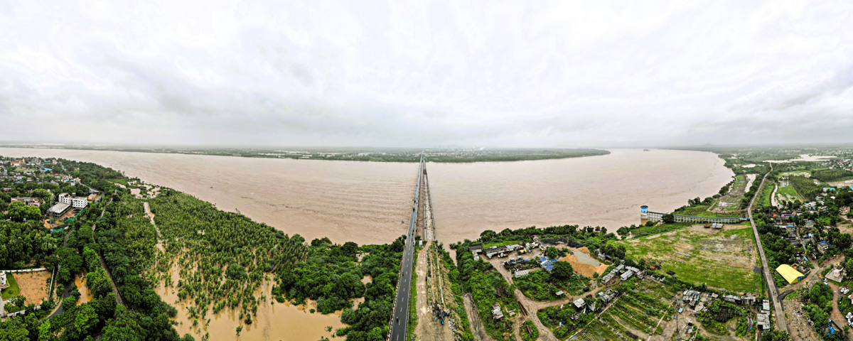 Godavari_20Water_20Level_20is_20Rising_20at_20Bhadrachalam-20.jpg 19