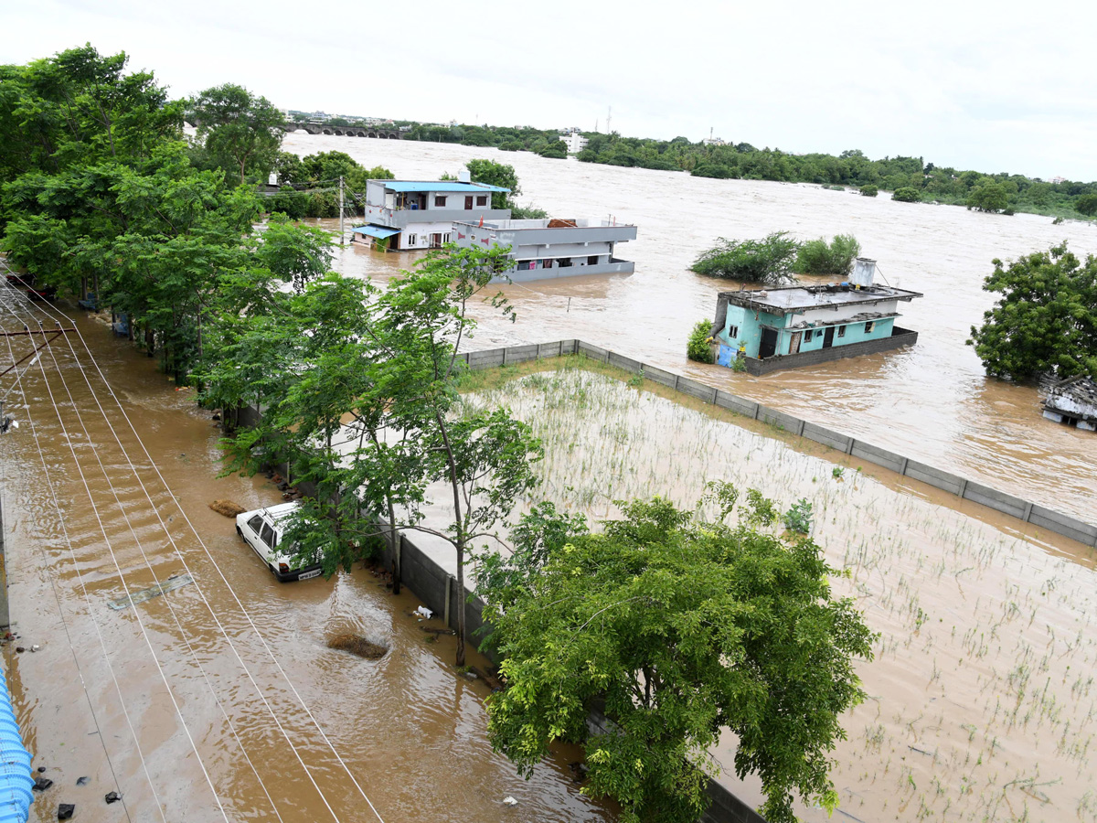 Godavari_20Water_20Level_20is_20Rising_20at_20Bhadrachalam-22.jpg 21