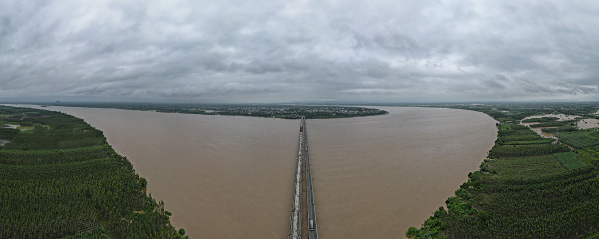 Godavari_20Water_20Level_20is_20Rising_20at_20Bhadrachalam-23.jpg 22