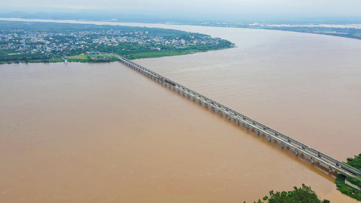 Godavari_20Water_20Level_20is_20Rising_20at_20Bhadrachalam-24.jpg 23