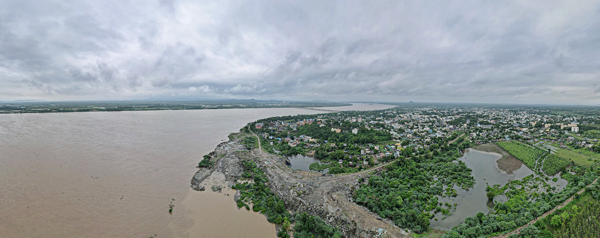Godavari_20Water_20Level_20is_20Rising_20at_20Bhadrachalam-25.jpg 24
