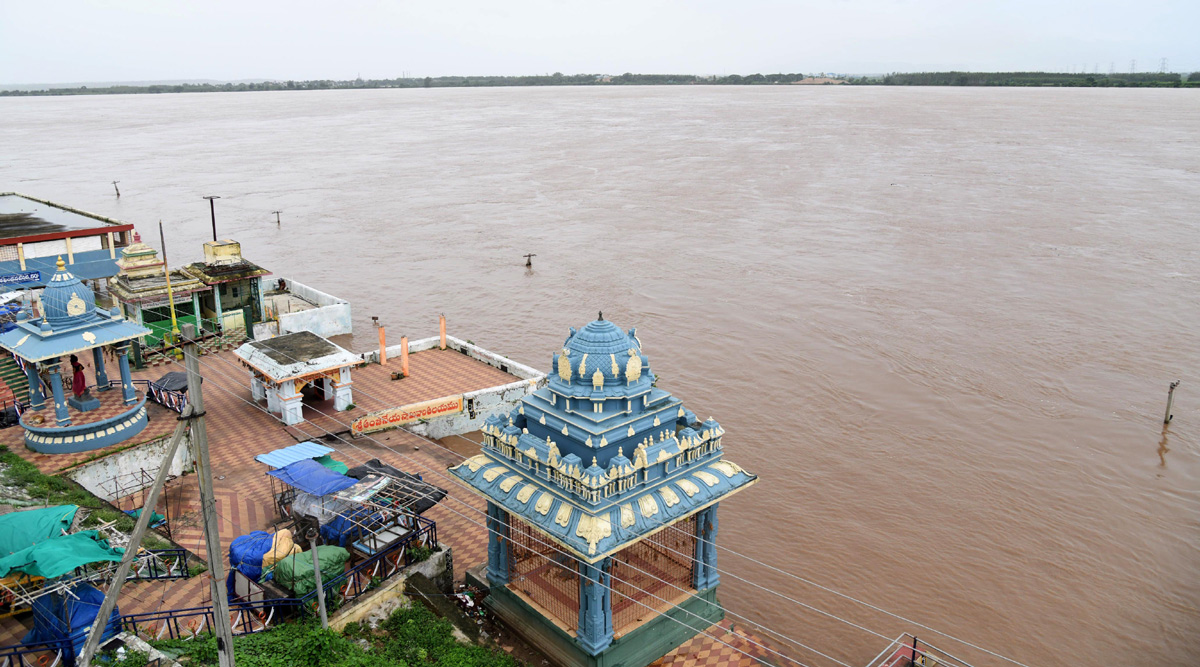 Godavari_20Water_20Level_20is_20Rising_20at_20Bhadrachalam-4.jpg 4