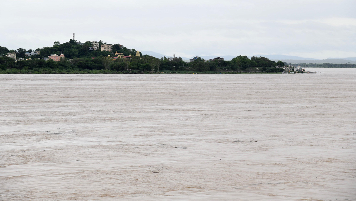Godavari_20Water_20Level_20is_20Rising_20at_20Bhadrachalam-5.jpg 5