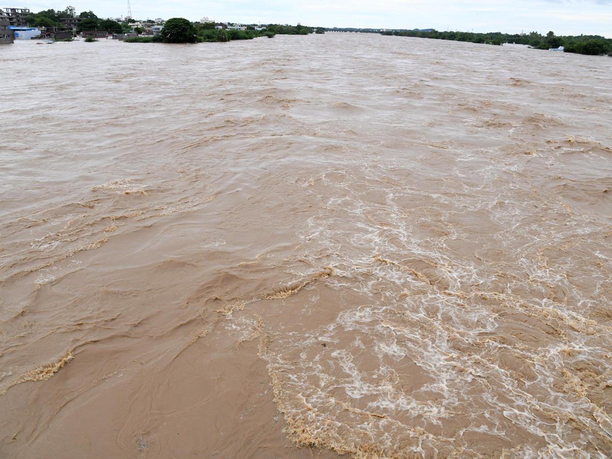 Godavari_20Water_20Level_20is_20Rising_20at_20Bhadrachalam-6.jpg 6