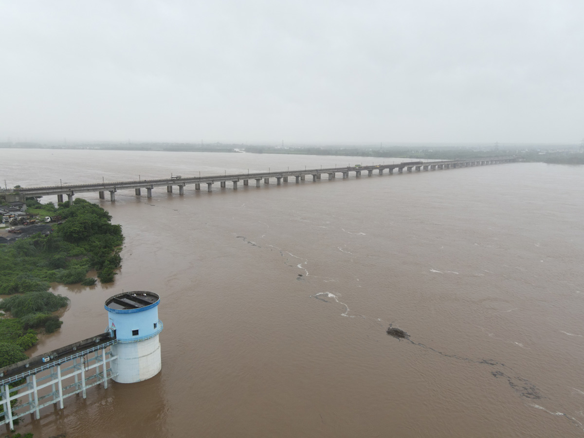 Godavari_20Water_20Level_20is_20Rising_20at_20Bhadrachalam-9.jpg 8