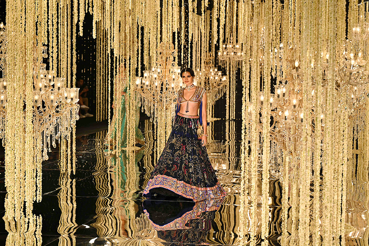 Anamika_20Khanna_20during_20the_20FDCI_20India_20Couture_20Week_20in_20New_20Delhi-10.jpg 9