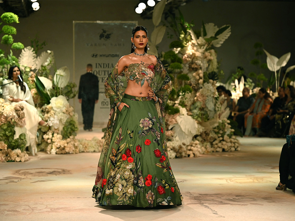 Anamika_20Khanna_20during_20the_20FDCI_20India_20Couture_20Week_20in_20New_20Delhi-13.jpg 12