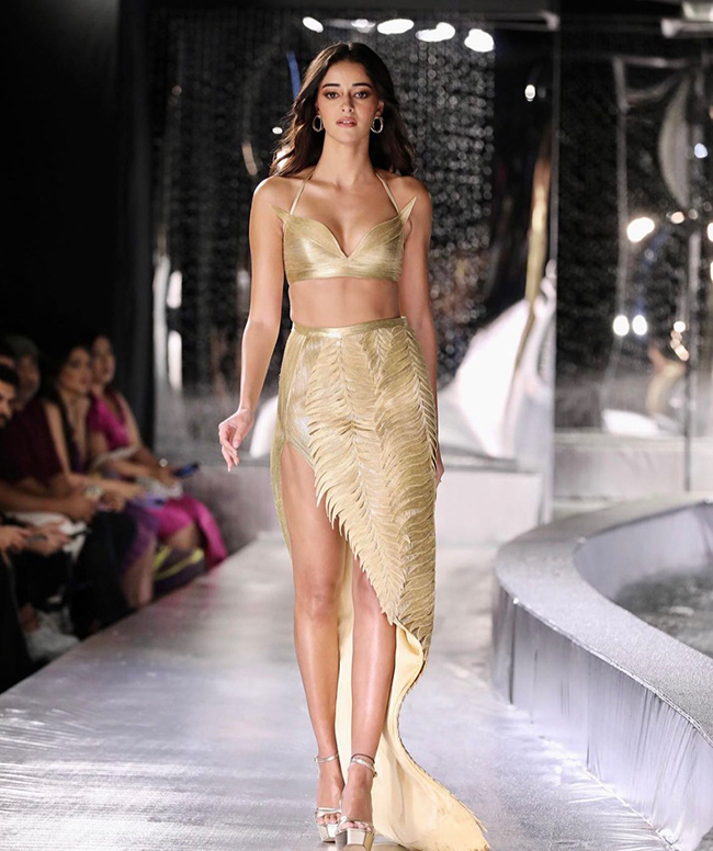 Anamika_20Khanna_20during_20the_20FDCI_20India_20Couture_20Week_20in_20New_20Delhi-6.jpg 6